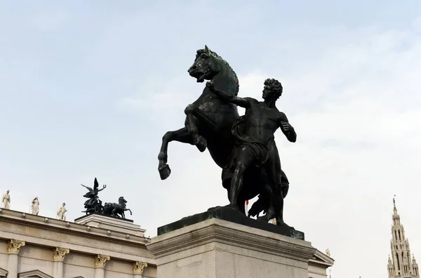 位于维也纳奥地利议会大楼附近的驯马的青铜雕像。它是设计并执行 J.Lax 在 1897 年和 1900. — 图库照片