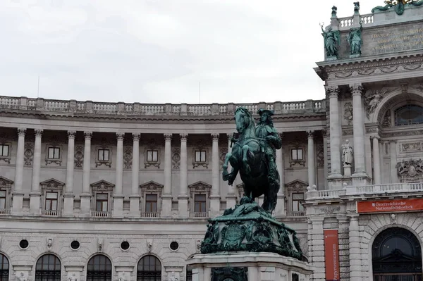 Monument of Prince Eugene of Savoy. Monument in Heldenplatz, Vienna, designed by Anton Dominik Fernkorn in 1865 — Stock Photo, Image