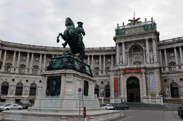 纪念碑的王子 Eugene 的萨沃伊。在 Heldenplatz，维也纳，1865 年由安东 · 多米尼克 · 费恩科恩设计纪念碑 — 图库照片