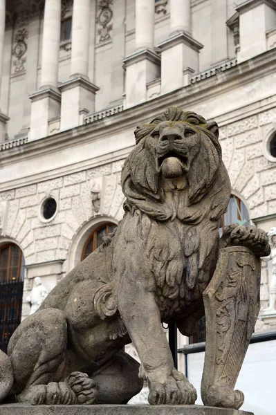 Statue of a lion with a shield at the entrance of Hofburg Palace. — Stock Photo, Image