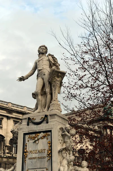 Pomnik Wolfgang Amadeus Mozart w parku Burggarten w Wiedniu. — Zdjęcie stockowe