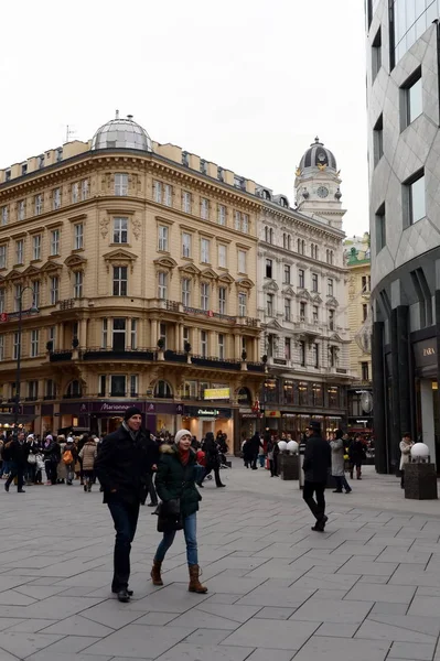 Turistas e residentes de Viena no centro da cidade . — Fotografia de Stock