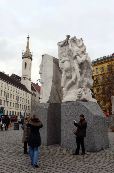 "Denkmal gegen Krieg und Faschismus "befindet sich auf dem Helmut-Zilka-Platz (ehem. Albertinaplatz) in Wien. — Stockfoto