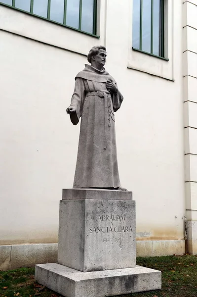 Un monument al lui Abraham o Santa Clara, un celebru predicator, satirist și scriitor, este situat în Viena, în Burggarten, lângă zidurile Palatului Imperial. . — Fotografie, imagine de stoc