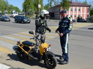  Trafik polisi Müfettiş motosikletçi kontrol etmek için durdu.