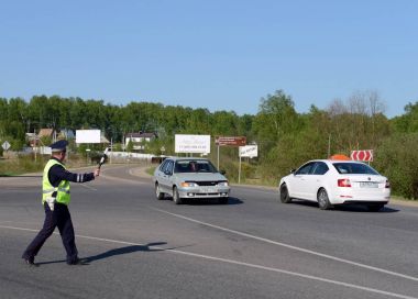  Trafik polisi Müfettiş arabayı durdurur.