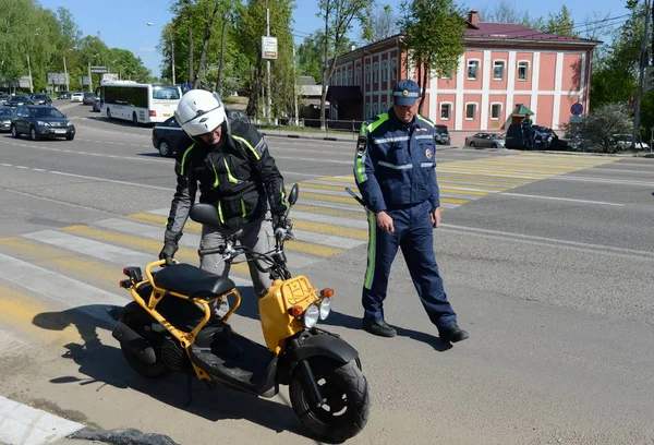 Der Kontrolleur der Verkehrspolizei hielt an, um den Motorradfahrer zu kontrollieren. — Stockfoto