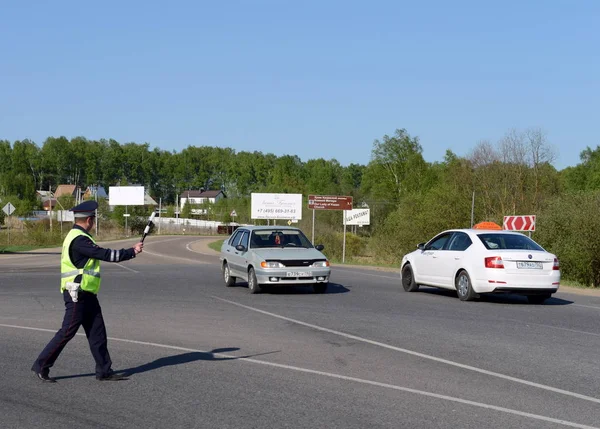 Der Kontrolleur der Verkehrspolizei stoppt das Auto. — Stockfoto