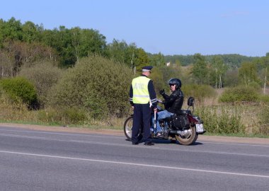  Yolda motosikletçi ile konuşurken polis memuru.