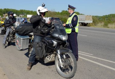 Motosikletçi maskesi yolda trafik polis Servisi çalışanları kontrol.