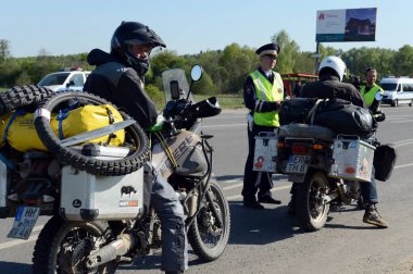 Motosikletçi maskesi yolda trafik polis Servisi çalışanları kontrol.
