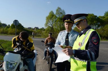 Çalışanları trafik polisi, trafik kurallarının ihlali bir protokol kadar Motosiklet ile çizmek.