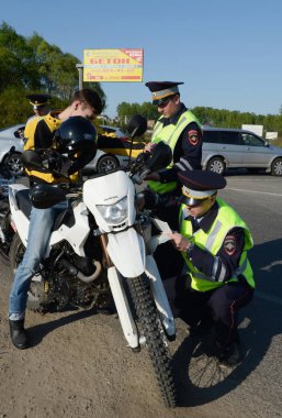 Motosikletçi maskesi yolda trafik polis Servisi çalışanları kontrol.