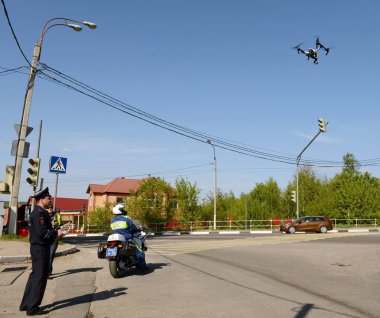 Trafik polisi Müfettiş monitörler quadcopter kullanarak yol Hizmetleri.