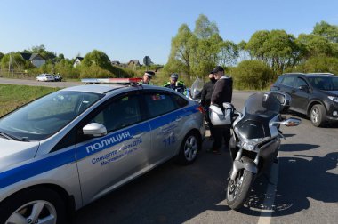  Trafik Polis Servisi çalışanları çıkarır trafik kurallarının ihlali bir protokol..