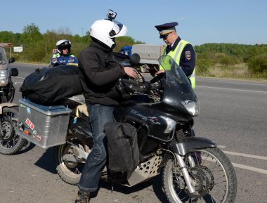  Motosikletçi maskesi yolda trafik polis Servisi çalışanları kontrol.
