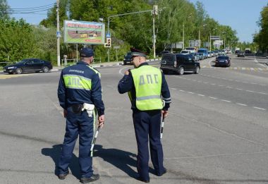  Trafik polisi yolda çalışanları.