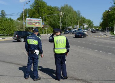  Trafik polisi yolda çalışanları.