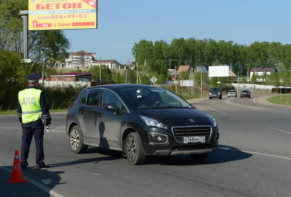 Der Inspektor der Verkehrspolizei unterwegs. — Stockfoto