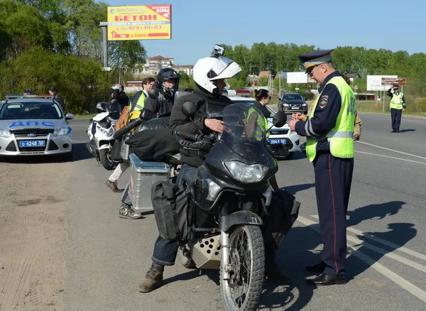 Employees of the traffic police service check of motorcyclists on the road. — Stock Photo, Image