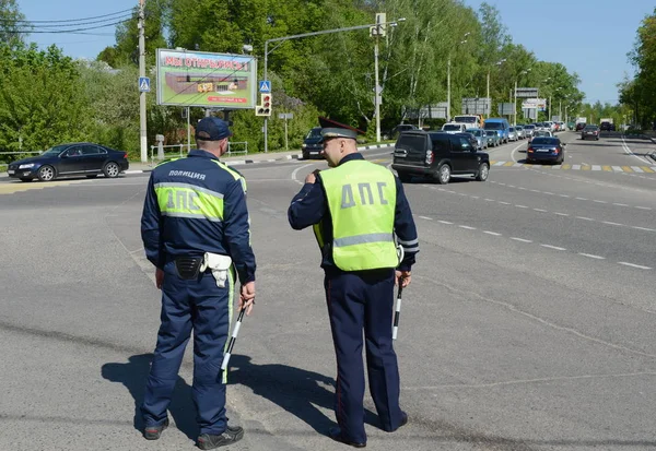  Trafik polisi yolda çalışanları.