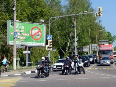  Polis memuru kontrol belgeleri kesişme noktalarında motosikletçi maskesi.
