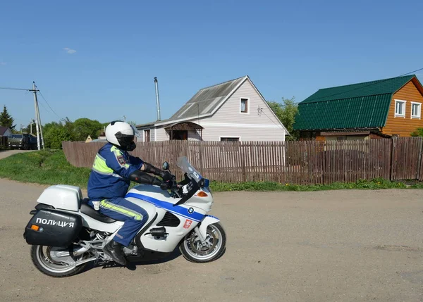 De inspecteur van gemotoriseerde eenheden van de politie verkeersdiensten in de Dorpsstraat. — Stockfoto