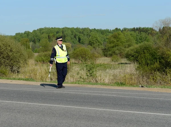 Inspektör av trafikpolisen på vägen. — Stockfoto