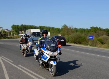  Trafik polisi motorlu birimlerinin görevlileri trafik kurallarını ihlal edenler gözaltına alındı..