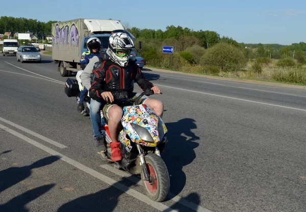 Adolescentes en un scooter en la pista . —  Fotos de Stock