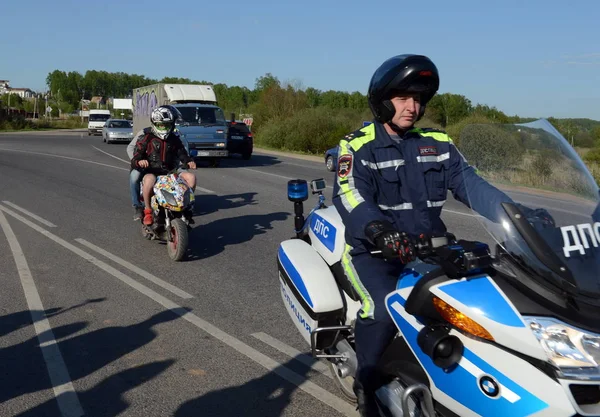 Les officiers des unités motorisées de la police routière ont arrêté les adolescents sur un scooter . — Photo