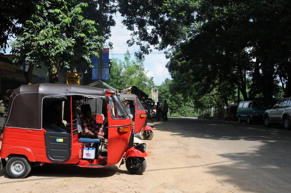 El estacionamiento de las historias de tuk tuks en la isla de Sri Lanka . — Foto de Stock