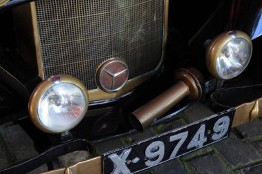 Eski model araba Colombo bir Budist manastır 