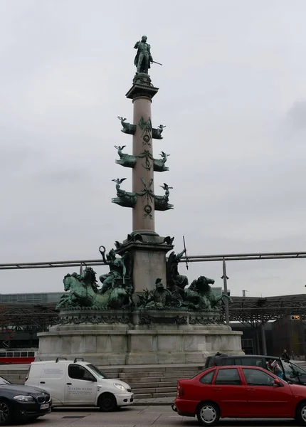 Denkmal des österreichischen Admirals wilhelm von tegethoff. einer der prominentesten Marinekommandeure des 20. Jahrhunderts. bekannt für seine taktischen Innovationen. — Stockfoto