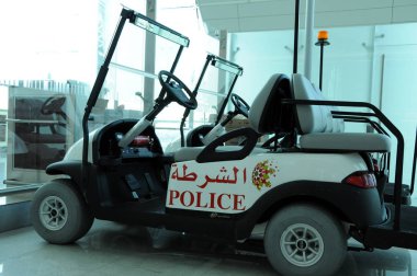 Dubai Havalimanı'nda polis elektrikli otomobil.