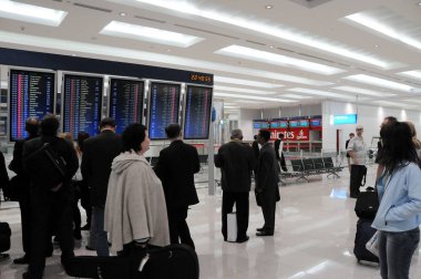 Yolcular Dubai Havaalanı terminal programı yönetim kurulu.