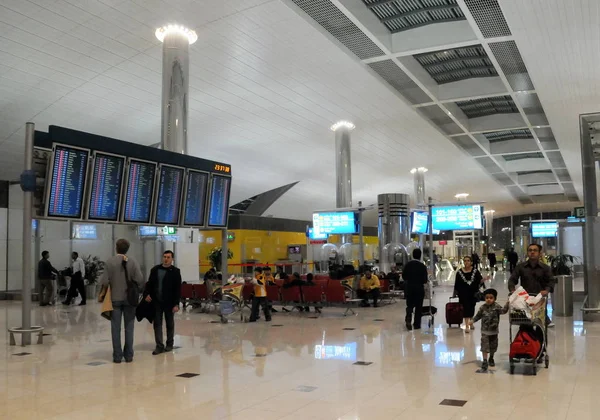 Passengers in the airport terminal of Dubai. — Stock Photo, Image