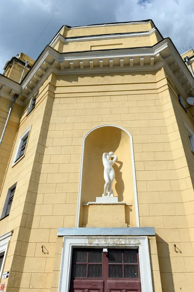 Chica escultura con una pelota en el edificio en la calle Sovetskaya . —  Fotos de Stock