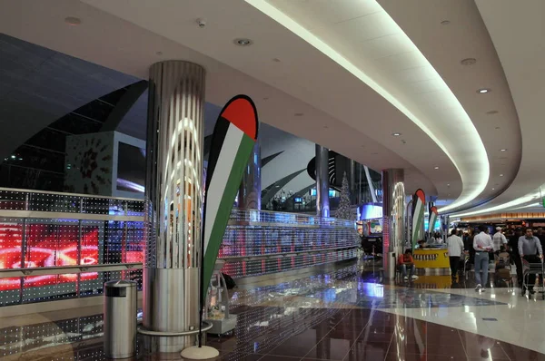 Passengers in the airport terminal of Dubai. — Stock Photo, Image