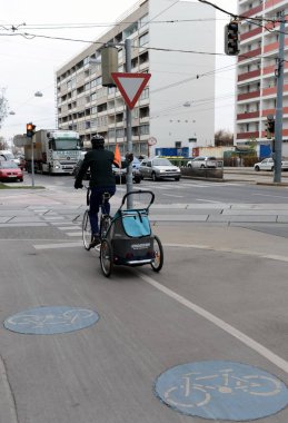  Kavşak Trafik ışıklarında, küçük çocukların taşınması için bir bisiklet römork.