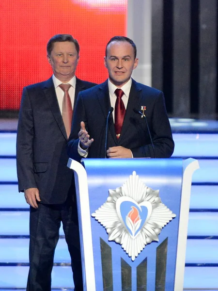 Ständiges Mitglied des Sicherheitsrates der Russischen Föderation Sergey Ivanov und Test-Kosmonaut Sergey Rjasanskiy bei der Zeremonie die Gewinner des "heißen Herzens" — Stockfoto