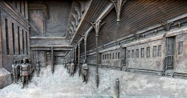  Kerem Mamontov Anıtı Yaroslavl Main railway station yakınındaki Kaide bas-reliefs.