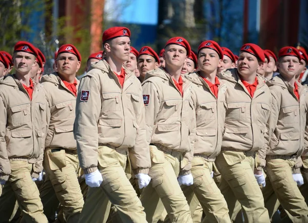 Νέος στρατός ανδρών από το All-Ρωσίας στρατιωτικής-πατριωτικό κίνημα «Yunarmiya» στο κόκκινο τετράγωνο κατά τη γενική πρόβα η παρέλαση νίκη. — Φωτογραφία Αρχείου