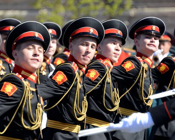 Trommler der Moskauer Militärmusikschule auf dem Roten Platz während der Generalprobe der Parade zum Jahrestag des Sieges im Großen Vaterländischen Krieg. — Stockfoto