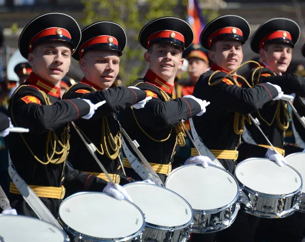 Bateristas de la escuela de música militar de Moscú en la plaza roja durante el ensayo general del desfile dedicado aniversario de la victoria en la gran guerra patriótica . — Foto de Stock