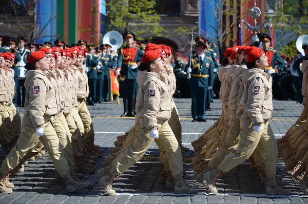 全俄军事爱国运动"Yunarmiya"上的红色青年军人在彩排期间广场胜利游行. — 图库照片