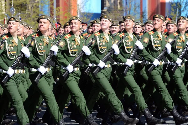 Generale repetitie van parade ter ere van dag van de overwinning op het Rode plein op 7 mei 2017. De cadetten van de hogere legerleiding school van Moskou. — Stockfoto