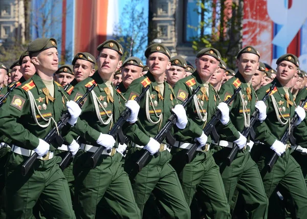 Ensaio de vestido do desfile em honra do Dia da Vitória na praça vermelha em 7 de maio de 2017. Os cadetes da escola de comando militar superior de Moscou . — Fotografia de Stock