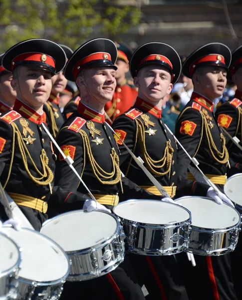 Bubeníci z moskevské vojenské hudební školy v Rudém náměstí během generálky průvod vyhrazené výročí vítězství ve Velké vlastenecké válce. — Stock fotografie