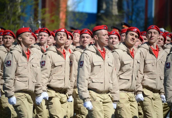 Fiatal hadsereg a férfiak az All-orosz katonai hazafias mozgalom "Yunarmiya" a piros négyzet alatt a főpróba a felvonulás győzelem. — Stock Fotó